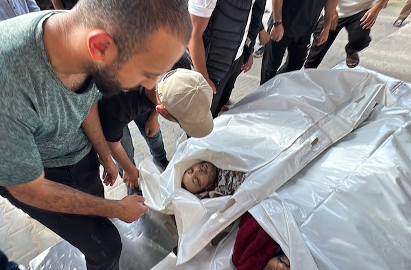 أقارب ومشيعون يودّعون جثماني صقر خليل أبو كريم ومؤمن خليل أبو كريم (العايدي) في مستشفى شهداء الأقصى بدير البلح، وسط قطاع غزة، بعد استشهادهما في غارة إسرائيلية استهدفت محيط دوار مكي في مخيم المغازي، 3 حزيران/يونيو 2026. تصوير: أحمد إبراهيم