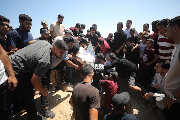 فلسطينيون يشيعون الشرطي منصور سامي شحتوت في مخيم النصيرات وسط غزة، 27 يونيو/حزيران 2026.تصوير: حسن الجدي.
