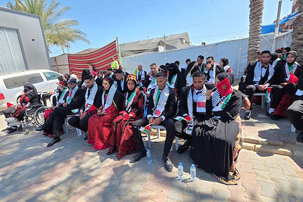 40 عروسًا وعريسًا من ذوي الإعاقة بحفل زفاف جماعي في مواصي خان يونس تصوير: طارق محمد