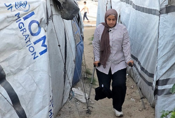 ديما قديح (16 عامًا) التي فقدت ساقها خلال الحرب، تعيش مع عائلتها داخل خيمة للنازحين في خان يونس، جنوب قطاع غزة، في 24 يونيو/حزيران 2026. (صورة: طارق محمد)