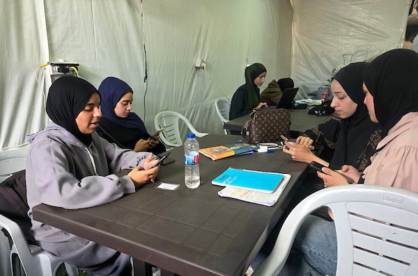 طلاب فلسطينيون يؤدون امتحان شهادة التعليم الثانوي العام الإلكتروني “التوجيهي” داخل مقهى في خان يونس، جنوب قطاع غزة، في 20 حزيران/يونيو 2026. طارق محمد
