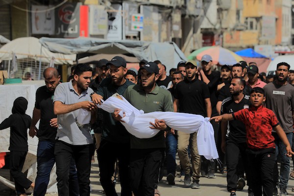 تجمّع المشيّعون لتوديع جثامين عدد من الفلسطينيين، بينهم طفل ووالده، في مستشفى الشفاء بمدينة غزة، في 7 يونيو/حزيران 2026. وقد سقط الضحايا في غارات إسرائيلية استهدفت مناطق متفرقة من مدينة غزة مساء اليوم السابق. (صورة: بلال أسامة)