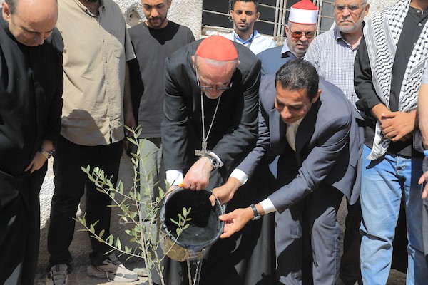 الكاردينال بييرباتيستا بيتسابالا، بطريرك القدس اللاتيني، يغرس شجرة زيتون بعد حضوره حوارًا بين الأديان في جامعة الأزهر بمدينة غزة، في 22 يونيو/حزيران 2026. (صورة: بلال أسامة)