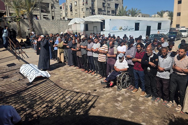 فلسطينيون يشيّعون ثلاثة شهداء في خان يونس، جنوب قطاع غزة، بينهم فتاة قُتلت في غارة إسرائيلية على منطقة مواصي غرب المدينة. تصوير: طارق محمد