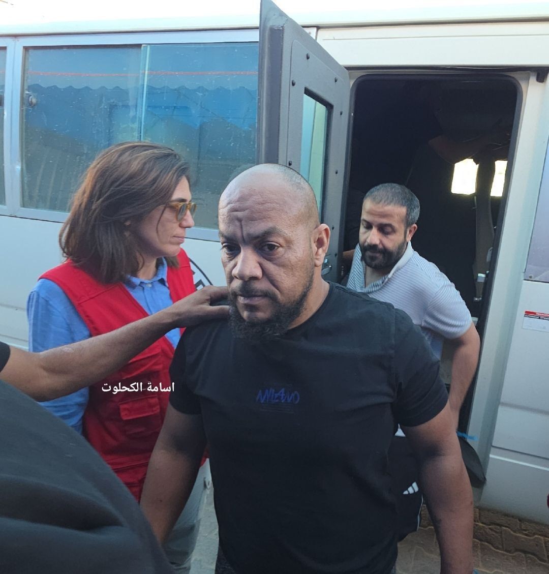 الأسرى المفرج عنهم من سجون الاحتلال والذين وصلوا إلى مستشفى شهداء الأقصى.jpg