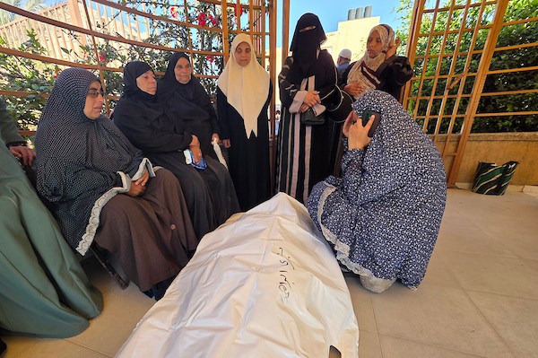 فلسطينيون يشيّعون ثلاثة شهداء في خان يونس، جنوب قطاع غزة، بينهم فتاة قُتلت في غارة إسرائيلية على منطقة مواصي غرب المدينة. تصوير: طارق محمد