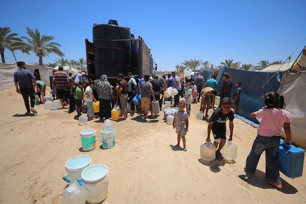 نساء وأطفال فلسطينيون يصطفون للحصول على مياه الشرب في منطقة الزويدة بوسط قطاع غزة، في 18 يونيو/حزيران 2026. تصوير: حسن الجيدي