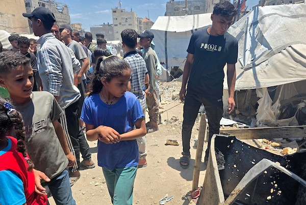 تجمّع فلسطينيون في موقع غارة إسرائيلية استهدفت دراجة نارية كهربائية قرب خيمة تأوي نازحين غرب خان يونس جنوب قطاع غزة في 2 يونيو/حزيران 2026. وبحسب مصادر طبية، أسفرت الغارة عن إصابة 10 أشخاص، بينهم اثنان في حالة حرجة. (صورة: طارق محمد)