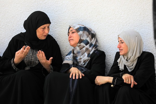 تجمّع المشيّعون لتوديع جثامين عدد من الفلسطينيين، بينهم طفل ووالده، في مستشفى الشفاء بمدينة غزة، في 7 يونيو/حزيران 2026. وقد سقط الضحايا في غارات إسرائيلية استهدفت مناطق متفرقة من مدينة غزة مساء اليوم السابق. (صورة: بلال أسامة)