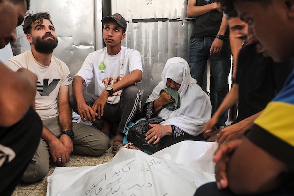 تشييع جثامين ثلاثة فلسطينيين، بينهم طفل، في مستشفى شهداء الأقصى بدير البلح، وسط قطاع غزة، في 29 يونيو/حزيران 2026. صورة: معز صالحي