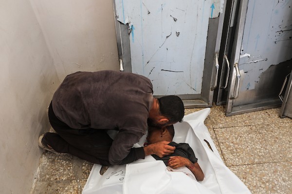 تشييع جثامين ثلاثة فلسطينيين، بينهم طفل، في مستشفى شهداء الأقصى بدير البلح، وسط قطاع غزة، في 29 يونيو/حزيران 2026. صورة: معز صالحي