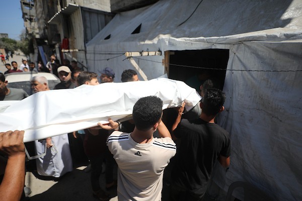 فلسطينيون يشيعون الشرطي منصور سامي شحتوت في مخيم النصيرات وسط غزة، 27 يونيو/حزيران 2026.تصوير: حسن الجدي.