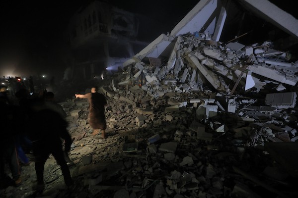 فلسطينيون يتفقدون الأضرار التي لحقت بمنازلهم عقب غارة جوية إسرائيلية استهدفت منزل عائلة درويش في مخيم النصيرات للاجئين وسط قطاع غزة. تصوير: حسن الجديدي