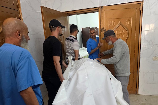 فلسطينيون يشيّعون ثلاثة شهداء في خان يونس، جنوب قطاع غزة، بينهم فتاة قُتلت في غارة إسرائيلية على منطقة مواصي غرب المدينة. تصوير: طارق محمد