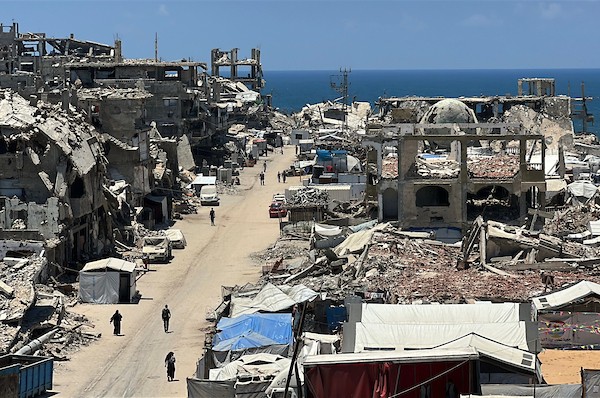 خيام تؤوي نازحين فلسطينيين وسط أنقاض المباني المدمرة والاكتظاظ في منطقة المقوسي شمال غرب مدينة غزة. تصوير: هادي داود