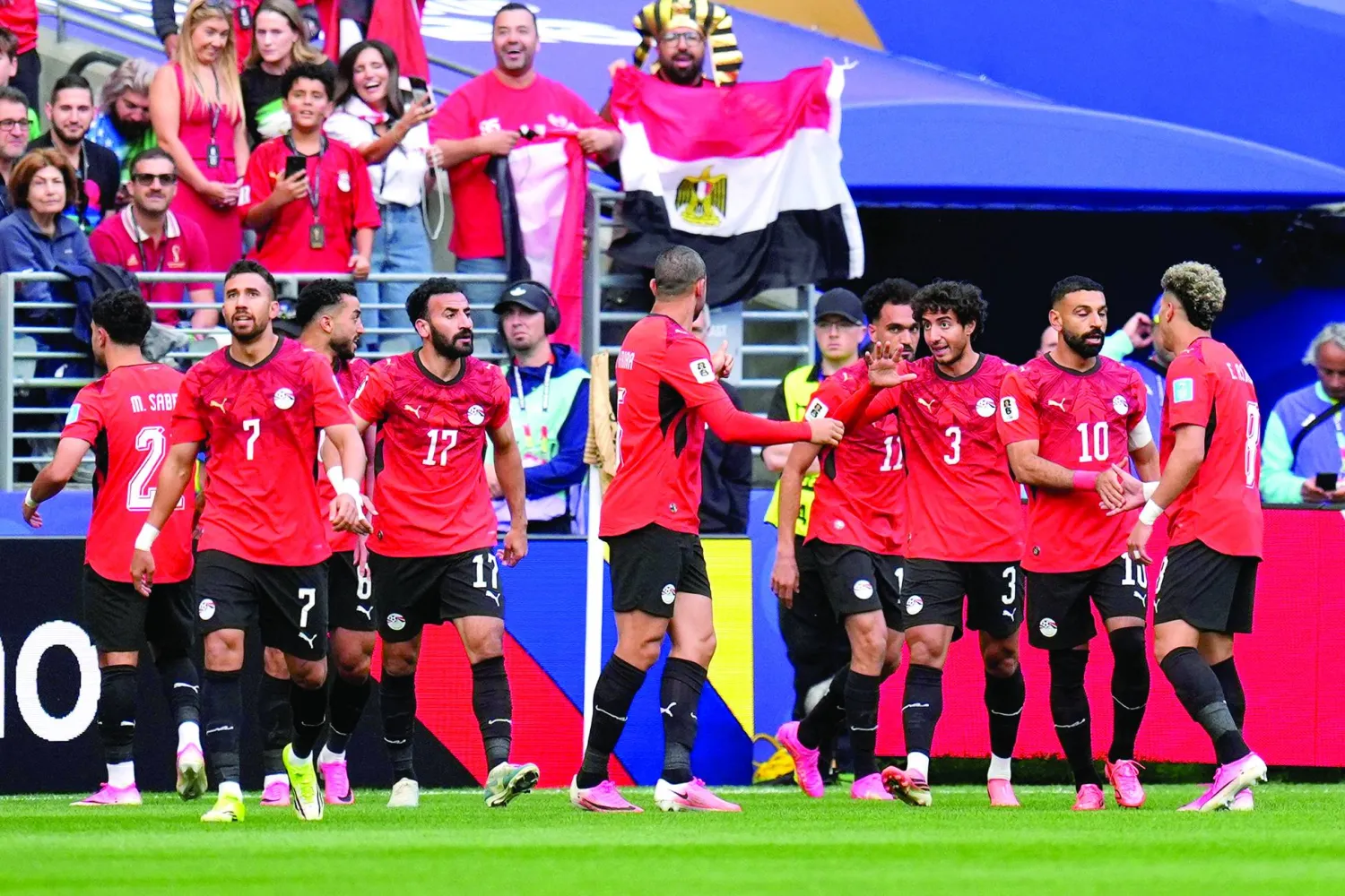 فرحة لاعبي وجماهير مصر بهز شباك إيران والتأهل للدور الثاني (أ.ب).webp