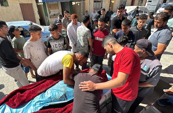 أقارب ومشيعون يودّعون جثماني صقر خليل أبو كريم ومؤمن خليل أبو كريم (العايدي) في مستشفى شهداء الأقصى بدير البلح، وسط قطاع غزة، بعد استشهادهما في غارة إسرائيلية استهدفت محيط دوار مكي في مخيم المغازي، 3 حزيران/يونيو 2026. تصوير: أحمد إبراهيم