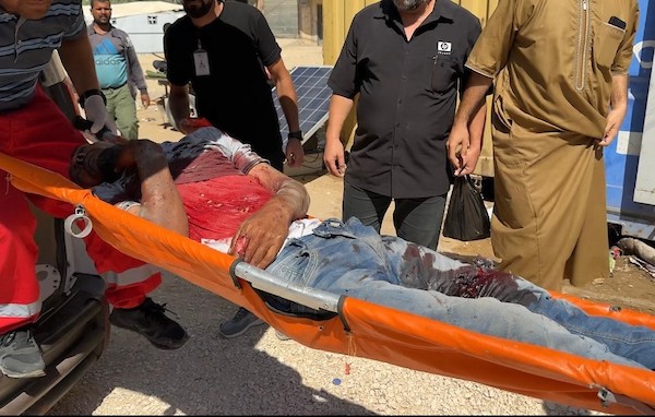 مسعفون ينقلون جثمان شهيد وعددًا من الجرحى إلى مستشفى العودة في النصيرات، وسط قطاع غزة، عقب هجوم إسرائيلي استهدف عمال بلدية البريج، في 13 يونيو/حزيران 2026.تصوير: حسن الجديدي