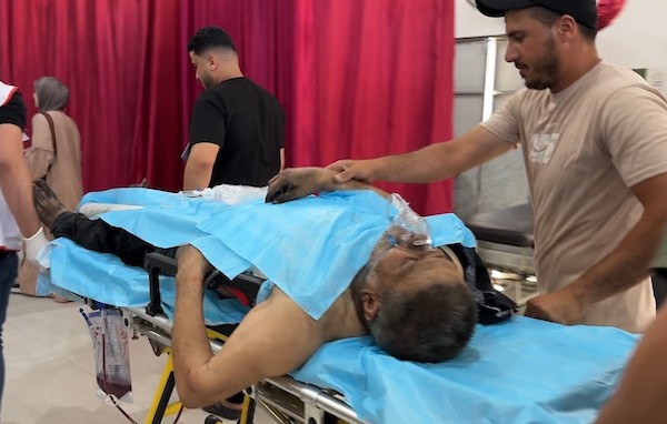مسعفون ينقلون جثمان شهيد وعددًا من الجرحى إلى مستشفى العودة في النصيرات، وسط قطاع غزة، عقب هجوم إسرائيلي استهدف عمال بلدية البريج، في 13 يونيو/حزيران 2026.تصوير: حسن الجديدي