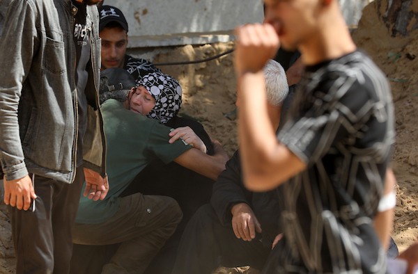 مشيّعون يودّعون جثامين تسعة فلسطينيين في مستشفى الشفاء بمدينة غزة، بعد استشهادهم في غارات جوية إسرائيلية استهدفت أربع شقق سكنية في مناطق متفرقة من المدينة، 4 حزيران/يونيو 2026. تصوير: بلال أسامة.
