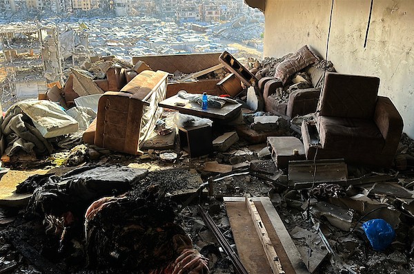 فلسطينيون يتفقدون منزلاً متضرراً عقب غارة جوية إسرائيلية استهدفت شقة لعائلة لبد شمال غرب مدينة غزة، وأسفرت عن استشهاد خمسة من أفراد العائلة وإصابة آخرين، 4 حزيران/يونيو 2026. تصوير: هادي داود.