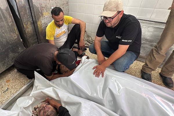 أقارب ومشيعون يودّعون جثماني صقر خليل أبو كريم ومؤمن خليل أبو كريم (العايدي) في مستشفى شهداء الأقصى بدير البلح، وسط قطاع غزة، بعد استشهادهما في غارة إسرائيلية استهدفت محيط دوار مكي في مخيم المغازي، 3 حزيران/يونيو 2026. تصوير: أحمد إبراهيم