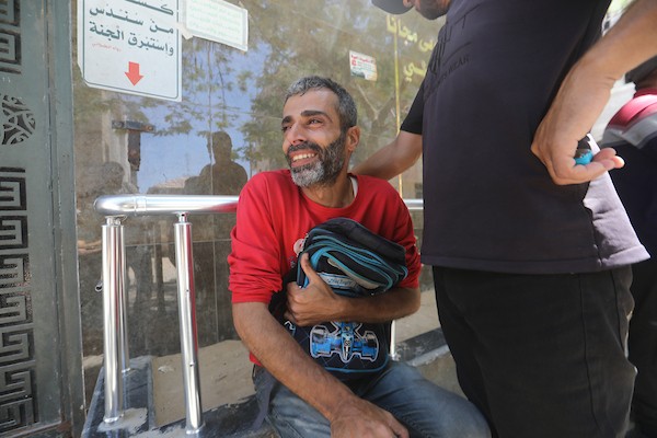 الفلسطيني يوسف سلمان يحمل الحقيبة المدرسية لابنه جاد، 8 أعوام، في مستشفى الشفاء بمدينة غزة، بعد استشهاده في غارة إسرائيلية على مخيم جباليا للاجئين، في 8 يونيو/حزيران 2026. تصوير: بلال أسامة