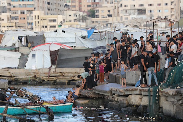 يقضي فلسطينيون أوقاتا على شاطئ مدينة غزة، في 26 يونيو/حزيران 2026.عدسة بلال أسامة