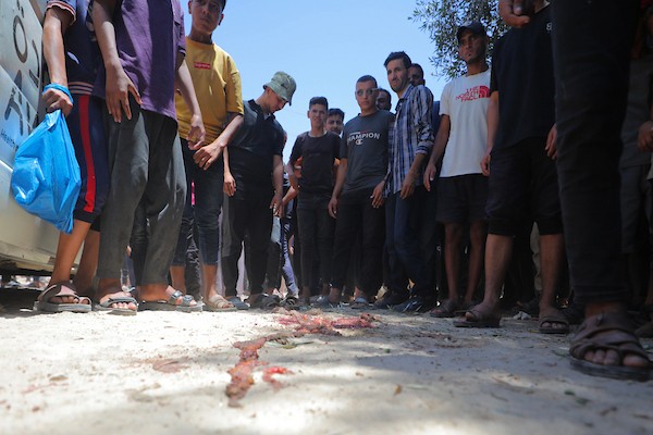 يتجمع فلسطينيون حول جثماني الشهيدين أحمد ومحمود وليد أبو هين، اللذين ارتقيا في غارة إسرائيلية استهدفت مخيم النصيرات. تصوير: حسن الجديدي