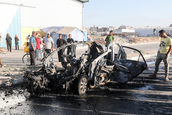 غارة إسرائيلية تدمر مركبة مدنية في المغازي وسط غزة، 26 يونيو/حزيران 2026.عدسة معز صالحي