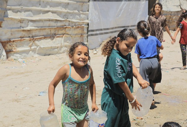 نازحون فلسطينيون يعيشون في خيام وسط الدمار في منطقة الزرقاء شرق غزة، 17 حزيران/يونيو 2026. تصوير: بلال أسامة.