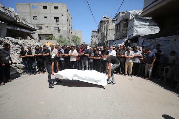 فلسطينيون يشيعون الشرطي منصور سامي شحتوت في مخيم النصيرات وسط غزة، 27 يونيو/حزيران 2026.تصوير: حسن الجدي.