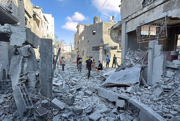 يتفقد فلسطينيون الأضرار التي لحقت بمنازلهم عقب غارة جوية إسرائيلية استهدفت منزل فؤاد أبو عشبة في مخيم المغازي للاجئين وسط قطاع غزة، في 7 يونيو/حزيران 2026. دُمّر المنزل المستهدف بالكامل، بينما لحقت أضرار جسيمة بالمنازل المجاورة. (صورة: أحمد إبراهيم)