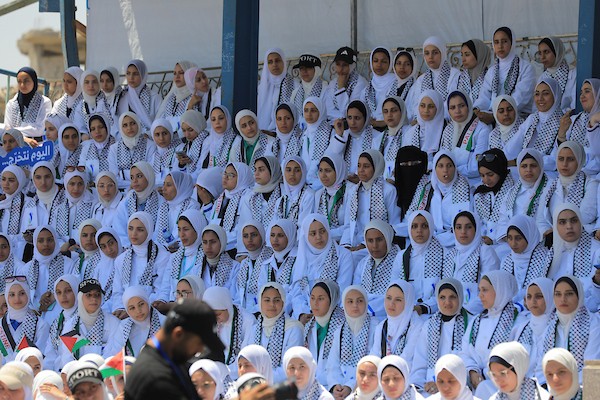 طلبة من كلية التمريض وعلوم الصحة في الكلية الجامعية للعلوم التطبيقية يرتدون المعطف الأبيض ويؤدون القسم بين أنقاض كليتهم المدمرة في غزة.صورة: بلال أسامة