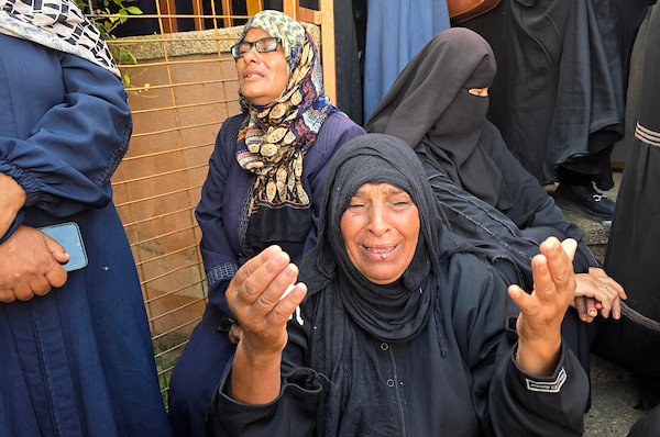 تجمع المشيعون حول جثمان كمال النجار خلال جنازته في خان يونس، جنوب قطاع غزة، في 25 يونيو/حزيران 2026. صورة: طارق محمد