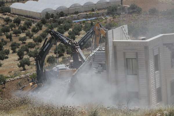 فلسطينيون يتفقدون أنقاض منزل وورشة نجارة هدمتهما جرافات الاحتلال في خربة قلقس جنوب الخليل، في 8 يونيو/حزيران 2026. تصوير: مأمون وزواز.