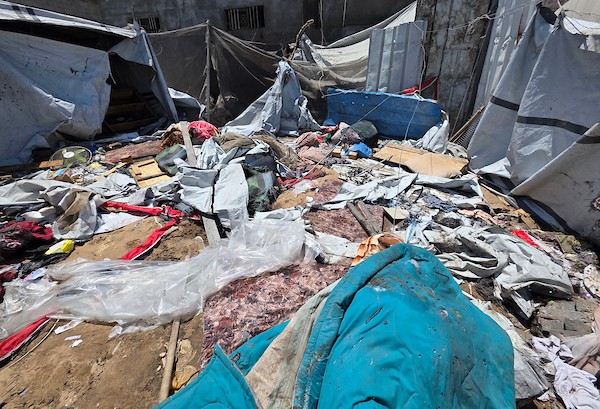 فلسطينيون يتفقدون خيمة متضررة لعائلة نازحة عقب غارة إسرائيلية استهدفت المارة في شارع الجلاء بمدينة غزة،27 يونيو/حزيران 2026. تصوير: بلال أسامة.