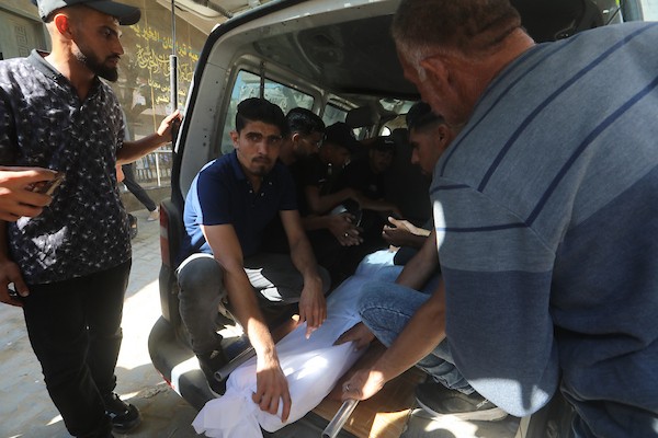 مشيعون في مستشفى الشفاء بمدينة غزة يودعون الفتى عباس محمد أبو جبل، 16 عامًا، الذي استشهد في غارة إسرائيلية استهدفت مركبة مساء 7 يونيو/حزيران 2026. تصوير: بلال أسامة.