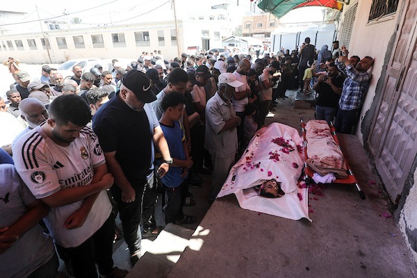 تشييع جثامين ثلاثة فلسطينيين، بينهم طفل، في مستشفى شهداء الأقصى بدير البلح، وسط قطاع غزة، في 29 يونيو/حزيران 2026. صورة: معز صالحي