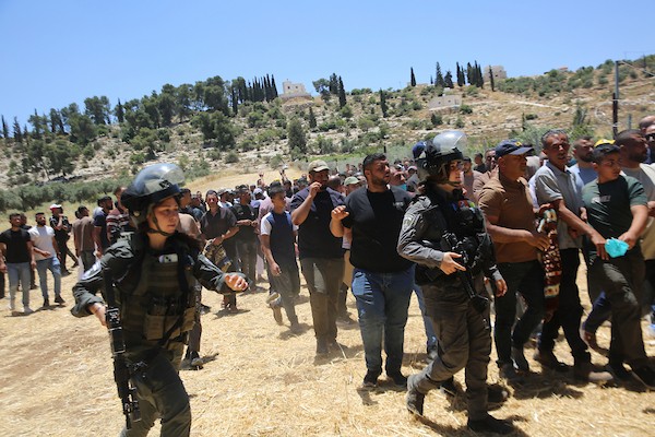 فلسطينيون يتجمعون في قرية إدنا غرب الخليل احتجاجاً على حرق أجزاء من أراضيهم، قبل أن تفرّقهم القوات الإسرائيلية بالغاز والقنابل الصوتية والرصاص الحي. تصوير: مأمون وزواز