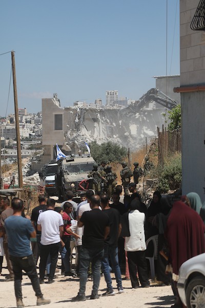 جرافات إسرائيلية تهدم منزلاً لعائلة فلسطينية في منطقة خربة قلقاس جنوب الخليل بالضفة الغربية. 23 يونيو/حزيران 2026.تصوير: مأمون وزواز
