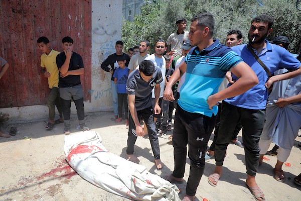 يتجمع فلسطينيون حول جثماني الشهيدين أحمد ومحمود وليد أبو هين، اللذين ارتقيا في غارة إسرائيلية استهدفت مخيم النصيرات. تصوير: حسن الجديدي