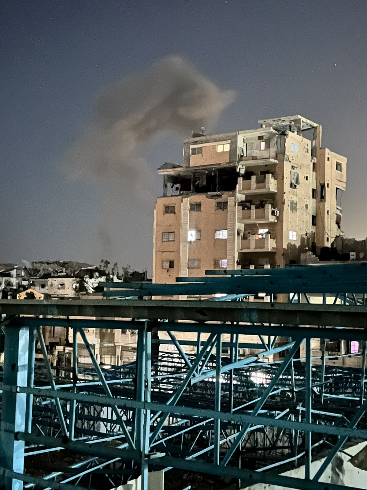 غارة قرب محطة الخزندار شمال غرب غزة.jpg