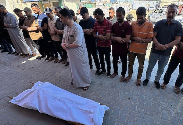 فلسطينيون يودّعون جثماني امرأة وطفل في مستشفى شهداء الأقصى بدير البلح، وسط قطاع غزة، في 15 يونيو/حزيران 2026.تصوير: أحمد إبراهيم