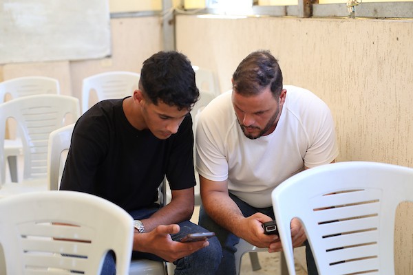 طلبة فلسطينيون يؤدون امتحان “التوجيهي” في قاعة امتحانية بقطاع غزة، رغم الأزمة الإنسانية وانقطاع الكهرباء وصعوبة الوصول إلى بيئة تعليمية مستقرة. صورة: حسن الجدي.