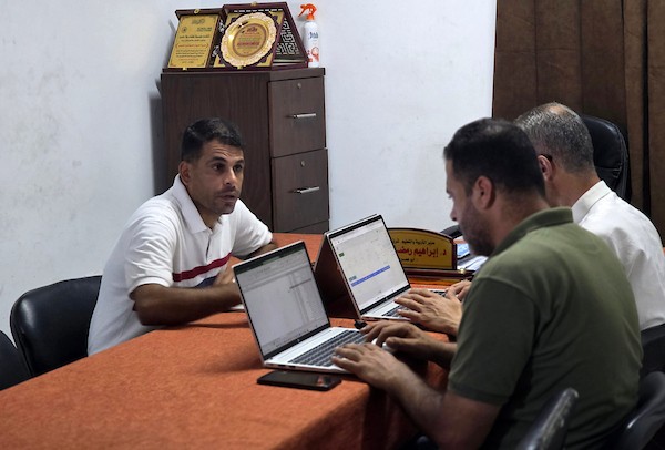 طلاب فلسطينيون يؤدون امتحان شهادة التعليم الثانوي العام الإلكتروني “التوجيهي” داخل مقهى في خان يونس، جنوب قطاع غزة، في 20 حزيران/يونيو 2026. طارق محمد