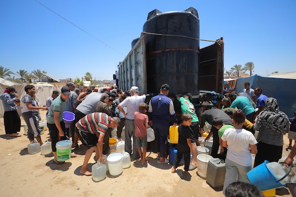نساء وأطفال فلسطينيون يصطفون للحصول على مياه الشرب في منطقة الزويدة بوسط قطاع غزة، في 18 يونيو/حزيران 2026. تصوير: حسن الجيدي