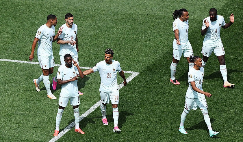 ديمبلي يحتفل مع زملائه بأحد أهدافه الثلاثة (Gettyimages).jpg