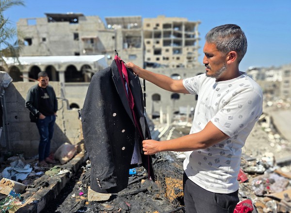 يتفقد فلسطينيون الأضرار في موقع غارة إسرائيلية قتلت العريس مهند فروانة على سطح منزلهم في خان يونس، جنوب قطاع غزة، في 6 يونيو/حزيران 2026، قبل ساعات من موعد زفافه، (صورة: طارق محمد)