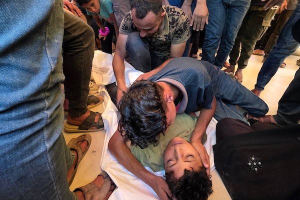 ودّع المشيّعون جثامين خمسة فلسطينيين، بينهم طفل، في مجمع ناصر الطبي بخان يونس، جنوب قطاع غزة، في 7 يونيو/حزيران 2026. ووفقًا لمصادر محلية، قُتل الضحايا وأُصيب آخرون في غارة إسرائيلية استهدفت نقطة مراقبة تابعة للشرطة غرب خان يونس. (صورة: طارق محمد)